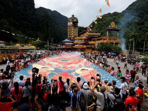 Foto: Waisak di Malaysia, Umat Buddha Bentangkan Thangka Raksasa