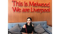 Kini dengan dukungannya, Fabinho pun berlabuh di Liverpool. Rebeca sendiri amat senang suaminya menjadi bagian dari The Reds, sampai-sampai ia menemaninya berangkat ke Liverpool dan mengunggah foto sedang berpose di Melwood serta diberi caption YNWA. (Foto: instagram @rebecas.tavares)