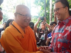 Ikut Rayakan Waisak, Anies Datangi Wihara Ekayana Jakbar