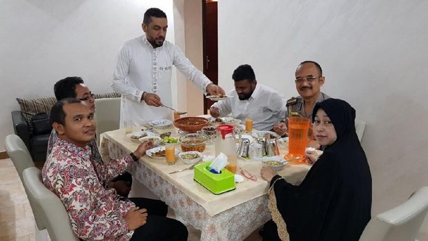 Tim KBRI Riyadh di rumah sponsor/kafil Dr. Fahad