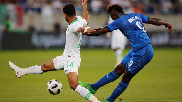 Mario Balotelli mencetak gol lewat tendangan dari luar kotak penalti.