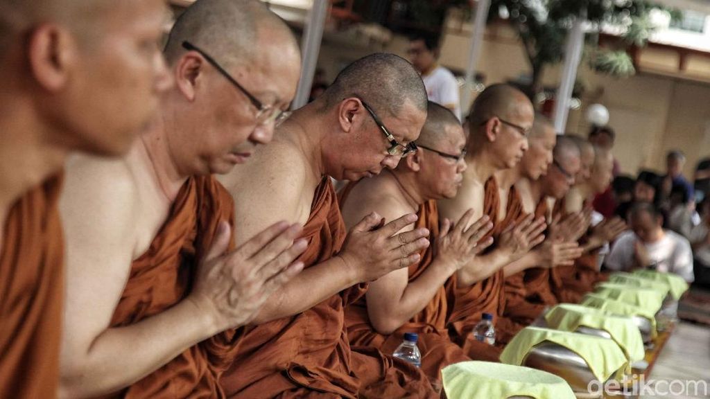 Umat Budha di Jakut Lakukan Ritual Pindapatta Umat Budha di Jakut Lakukan Ritual Pindapatta