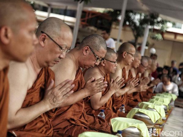 Umat Budha di Jakut Lakukan Ritual Pindapatta