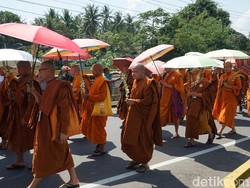 Umat Buddha Kirab Jalan Kaki 5 km Candi Mendut ke Borobudur