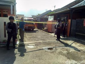 Densus Tangkap Terduga Teroris di Bengkel Las Tasikmalaya Densus Tangkap Terduga Teroris di Bengkel Las Tasikmalaya