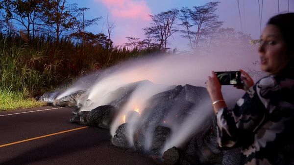 Nekat! Wartawan Ini Ambil Foto Lava dari Jarak Super Dekat