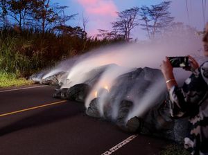 Nekat! Wartawan Ini Ambil Foto Lava dari Jarak Super Dekat Nekat! Wartawan Ini Ambil Foto Lava dari Jarak Super Dekat
