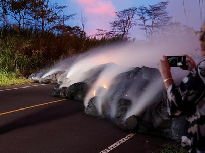 Nekat! Wartawan Ini Ambil Foto Lava dari Jarak Super Dekat