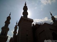 Tangis Suciati Dengar Adzan Pertama dari Masjid yang Dibangunnya