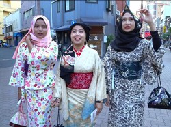 Serunya Keliling Asakusa Sambil Berkimono Hijab