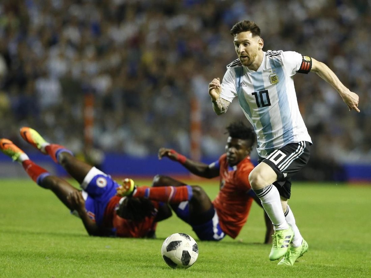 Lionel Messi mencetak tiga gol saat Argentina mengalahkan Haiti 4-0 (Foto: Gabriel Rossi/Getty Images)