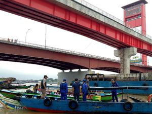 Kapal Tabrakan di Bawah Jembatan Ampera, 4 Orang Belum Ditemukan Kapal Tabrakan di Bawah Jembatan Ampera, 4 Orang Belum Ditemukan