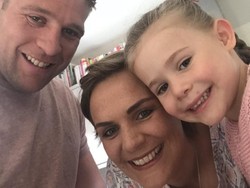 Istri Tom Youngs Akui Sembuh dari Kanker Ganas dengan Minyak Ganja