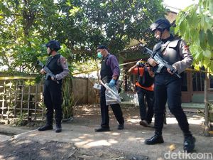 Geledah Rumah Terduga Teroris Probolinggo, Ini yang Disita Densus