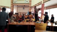Foto: Anggota DPRD Bone Naik Meja dan Banting Kursi Saat Rapat