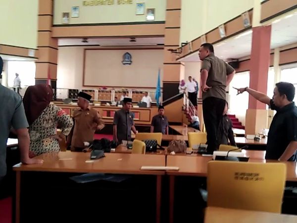Foto: Anggota DPRD Bone Naik Meja dan Banting Kursi Saat Rapat