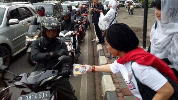 GWJokowi Bagikan Takjil Jelang Buka Puasa