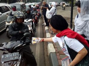 GWJokowi Bagikan Takjil Jelang Buka Puasa