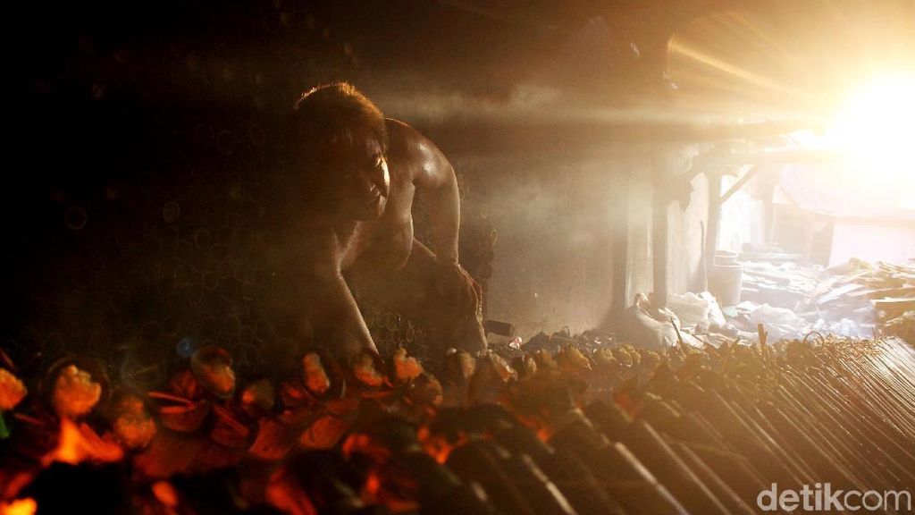 Melihat Lebih Dekat Proses Pembuatan Lemang di Senen Melihat Lebih Dekat Proses Pembuatan Lemang di Senen