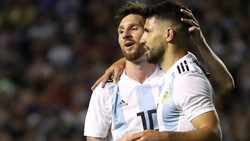 Messi bak Bintang Porno di Lapangan