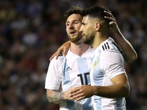 Messi bak Bintang Porno di Lapangan