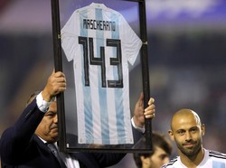 Sebelum kick-off, Javier Mascherano mendapatkan penghargaan karena menyamai Javier Zanetti sebagai pemain dengan caps terbanyak untuk Argentina (143 penampilan). Foto: Marcos Brindicci/Reuters