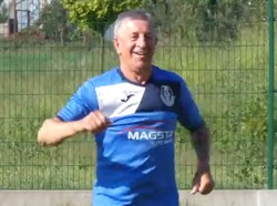 Aksi Striker 71 Tahun Cetak Gol di Liga Divisi Keenam Polandia