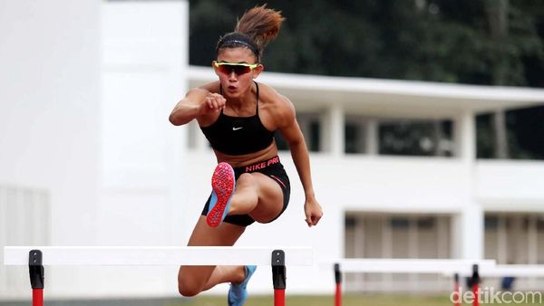 Emilia Nova Muda dan Berbahaya di Lintasan 100 M Lari Gawang