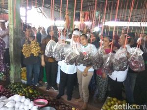 Pedagang Pasar Krembung Berebut Selfie dengan Khofifah