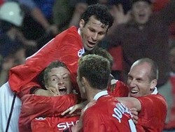 Supersub berikutnya di final Liga Champions 1999 adalah Ole Gunner Solskjaer. Masuk di menit ke-81, Solskjaer kemudian melengkapi kebangkitan MU atas Bayern lewat golnya di menit ketiga injury time. MU juara dengan skor 2-1. (Foto: ERIC CABANIS/AFP)