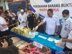BNN Musnahkan 31 Kg Sabu, 67 Kg Katinon, dan 5.576 Ekstasi