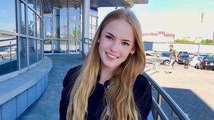 Pesona Oksana Neveselaya, Wanita yang Dijuluki Guru Matematika Terseksi