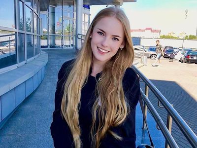Pesona Oksana Neveselaya, Wanita yang Dijuluki Guru Matematika Terseksi