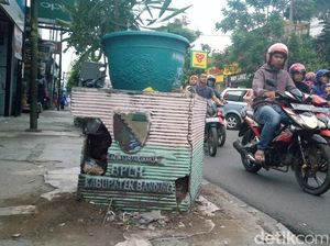 Ironis, Trotoar Tak Jauh dari Kantor Bupati Bandung Rusak Ironis, Trotoar Tak Jauh dari Kantor Bupati Bandung Rusak