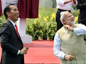Jokowi dan PM India Bermain Layang-layang di Monas