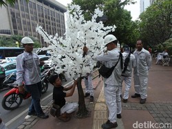 Berapa Anggaran Pohon Imitasi di Trotoar Jakarta?