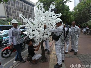 Berapa Anggaran Pohon Imitasi di Trotoar Jakarta? Berapa Anggaran Pohon Imitasi di Trotoar Jakarta?