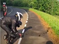 Bikers Kawal para Bebek Menyeberang Jalan