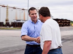 Menahan Tangis, Gubernur Missouri Mundur di Tengah Skandal Seks