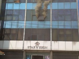 Gedung StarVision Terbakar, 15 Mobil Damkar Dikerahkan