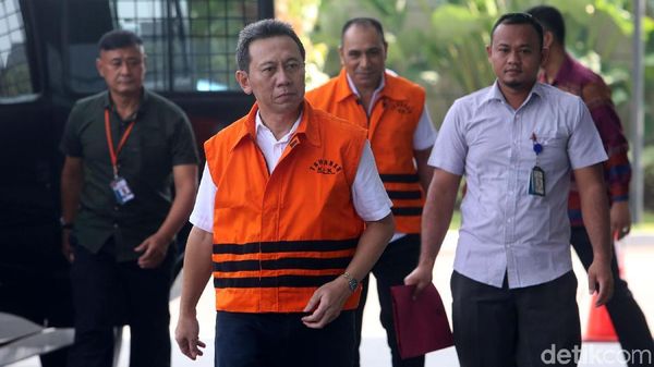 Perusahaanya Ikut Jadi Tersangka, Bupati Nonaktif Kebumen Pilih Diam