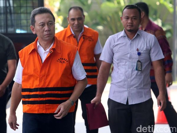 Perusahaanya Ikut Jadi Tersangka, Bupati Nonaktif Kebumen Pilih Diam
