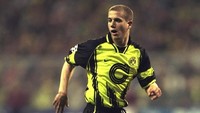 Di final Liga Champions 1997, Dortmund sudah unggul 2-0 atas Juventus di babak pertama. Juve lalu berupaya bangkit setelah Alessandro Del Piero, yang baru masuk di babak kedua, bikin gol di menit ke-65. Tapi Lars Ricken lantas masuk di menit ke-70 dan 20 detik berselang sukses menjebol gawang Angelo Peruzzi untuk mengakhiri usaha kebangkitan Juve. Dortmund menang 3-1. (Foto: Ben Radford /Allsport)