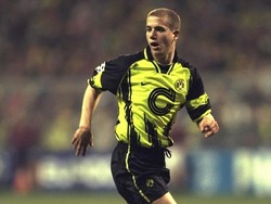 Di final Liga Champions 1997, Dortmund sudah unggul 2-0 atas Juventus di babak pertama. Juve lalu berupaya bangkit setelah Alessandro Del Piero, yang baru masuk di babak kedua, bikin gol di menit ke-65. Tapi Lars Ricken lantas masuk di menit ke-70 dan 20 detik berselang sukses menjebol gawang Angelo Peruzzi untuk mengakhiri usaha kebangkitan Juve. Dortmund menang 3-1. (Foto: Ben Radford /Allsport)