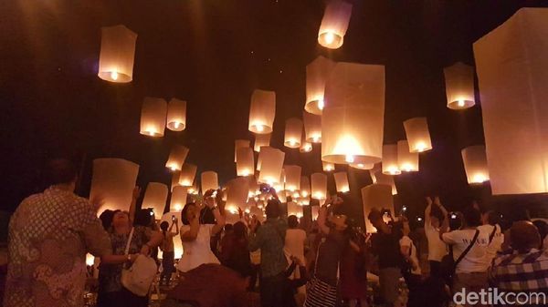 Foto: Lampion Waisak yang Dramatis dan Menakjubkan