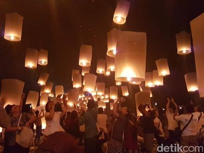 Foto: Lampion Waisak yang Dramatis dan Menakjubkan
