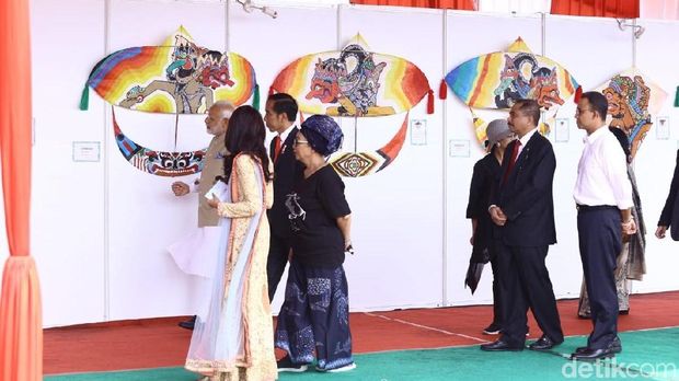 Jokowi dan PM Modi meninjau pameran layangan. Foto: Ahmad Masaul Khoiri/detikTravel