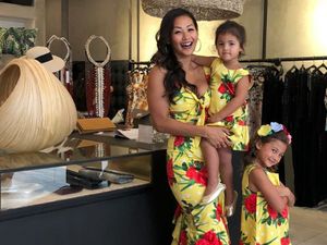 Saat Si Hot Mom Indah Kalalo Kompak dengan Anak