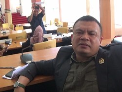Naik Meja Saat Rapat, Anggota DPRD Bone: Itu Hal Biasa