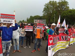 Mahasiswa dan Petani Garam Demo Tolak Impor Garam 3,7 Juta Ton Mahasiswa dan Petani Garam Demo Tolak Impor Garam 3,7 Juta Ton